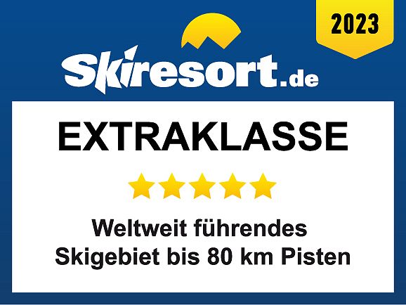 Auszeichnungssiegel von Skiresort.de 2023: "Extraklasse" für weltweit führendes Skigebiet mit bis zu 80 km Pisten, hervorgehoben mit fünf Sternen.