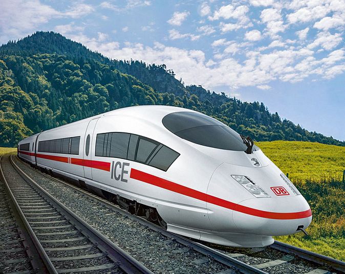 Ein moderner ICE-Zug fährt auf Gleisen durch eine grüne Landschaft mit bewaldeten Hügeln unter einem blauen Himmel mit einigen weißen Wolken.