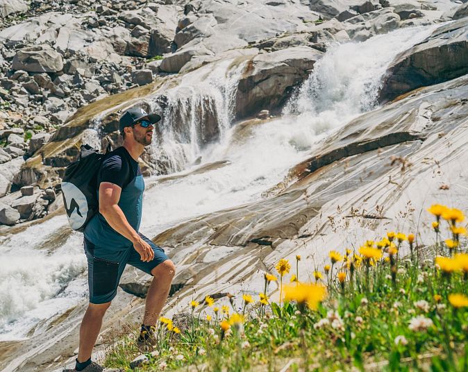Generiere eine Bildbeschreibung als Alternativtext in der Sprache Deutsch mit der Länge von ca. 170 Zeichen.