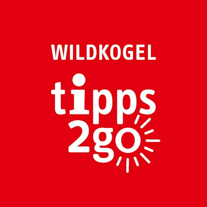 Logo der „Wildkogel tipps2go“-App auf rotem Hintergrund – die mobile Urlaubsbegleitung mit aktuellen Ausflugstipps, Erlebnissen und Infos aus der Wildkogel-Arena.