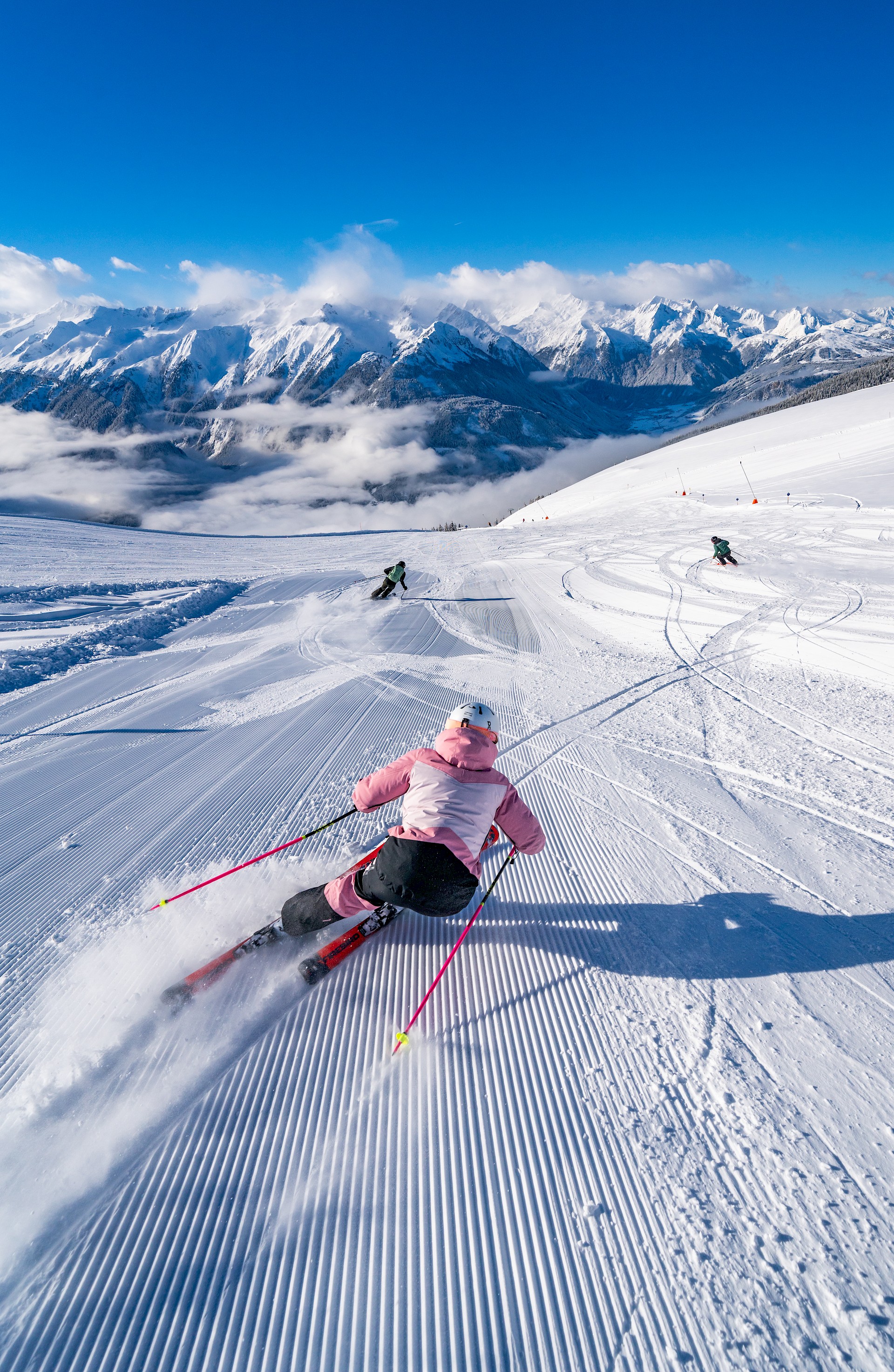 Dynamisches Skivergnügen auf den frisch präparierten Pisten der Wildkogel-Arena – vor einer beeindruckenden Bergkulisse in den Hohen Tauern.