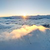 Atemberaubender Sonnenaufgang über dem Wolkenmeer in der verschneiten Wildkogel-Arena – Winterpanorama mit Alpenblick im Salzburger Land.