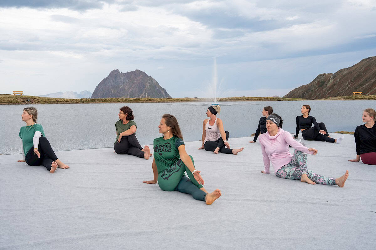 Yogaeinheit der Bewegungswoche „Bergzeit – move & soul retreat“ am Speichersee mit Blick auf den Großen Rettenstein in entspannter Atmosphäre.