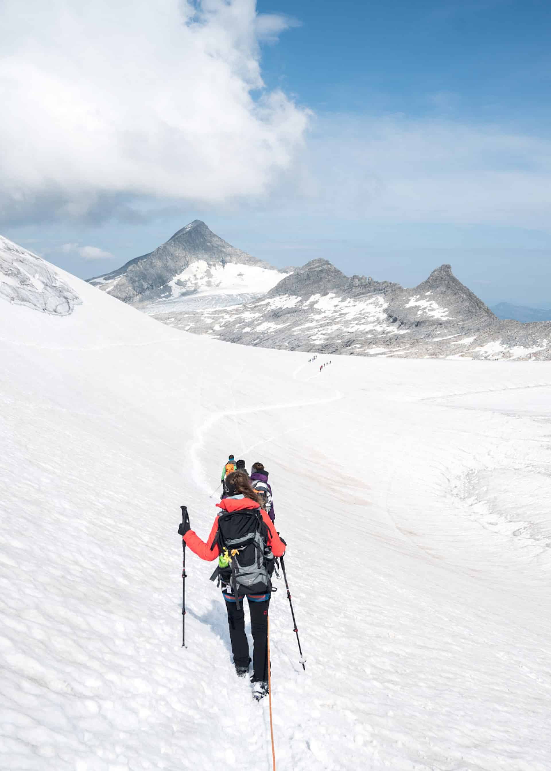 Gruppe auf Gletschertour zum Großvenediger in der Wildkogel-Arena – geführte Hochtour über das ewige Eis mit Blick auf die imposanten Gipfel der Hohen Tauern.